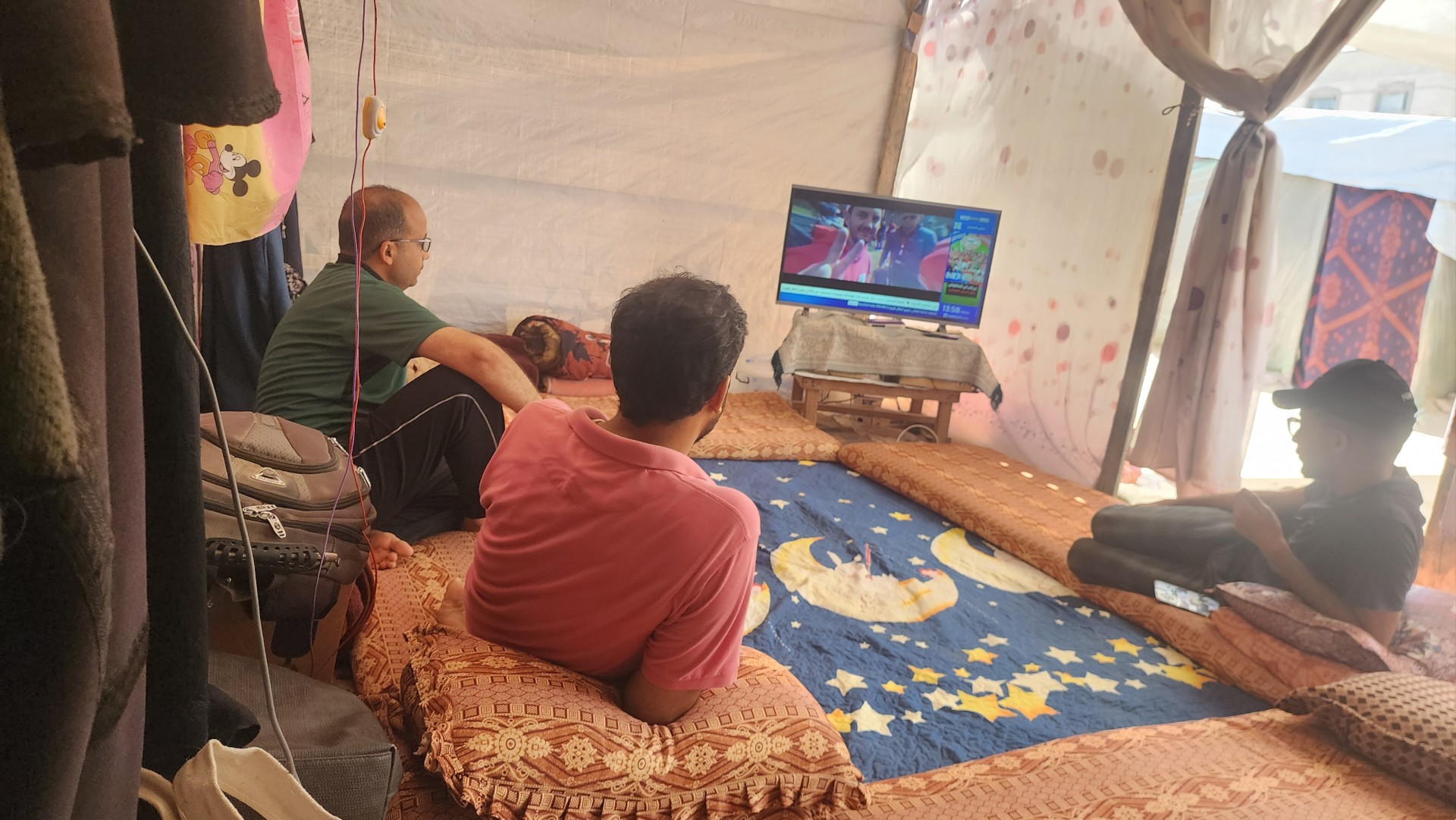 فلسطينيون يشاهدون الرياضة في غزة